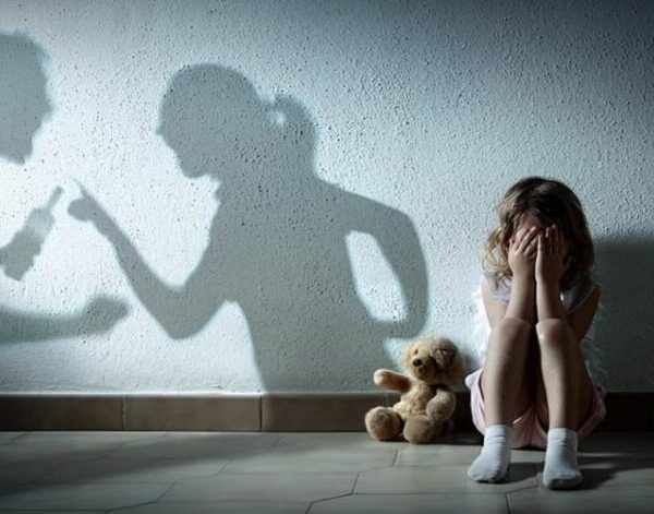 Οικογενειακή Βία: Η σιωπή που πληγώνει γενιές –  Γραφει η Μαρία Μιχαλάκη