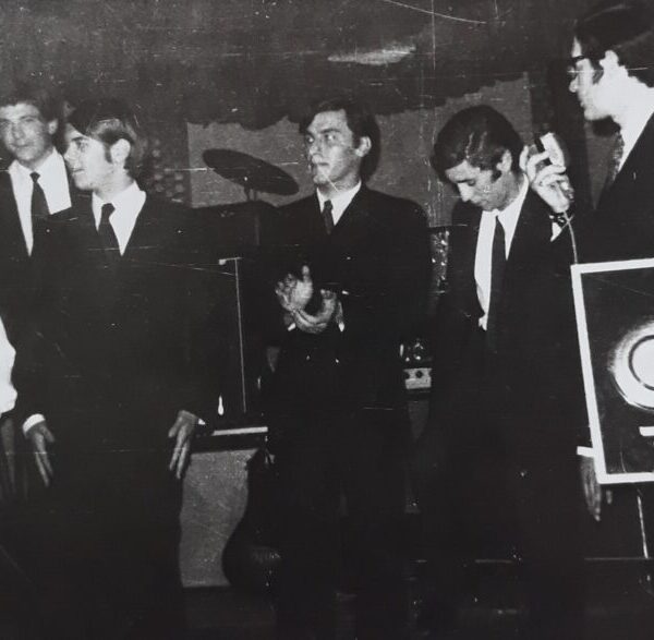 ΤΡΑΠΕΖΑ   ΑΝΑΜΝΗΣΕΩΝ:  ΤΑ CLUBS THΣ ΔEKAETIAS TOY 60   Aπο τον  ΠΕΤΡΟ ΚΑΝΤΙΑΝΗ .