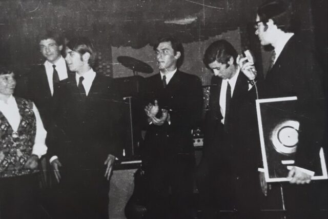 ΤΡΑΠΕΖΑ   ΑΝΑΜΝΗΣΕΩΝ:  ΤΑ CLUBS THΣ ΔEKAETIAS TOY 60   Aπο τον  ΠΕΤΡΟ ΚΑΝΤΙΑΝΗ .