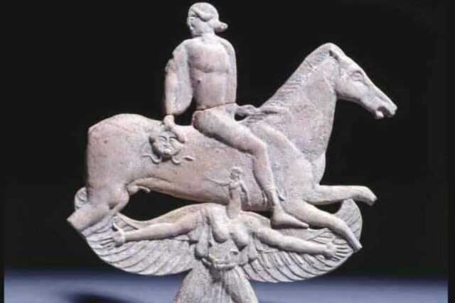 Ο  ΜΥΘΙΚΟΣ  ΧΡΥΣΑΩΡΑΣ  ΜΕ  ΤΟ  ΣΠΑΘΙ  ΣΤΟ  ΧΕΡΙ – Απο την Μιράντα Σκηνίτη