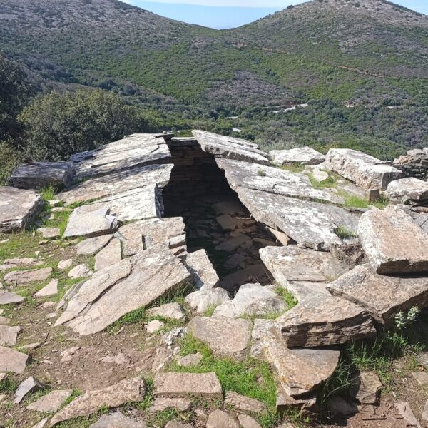 Περιηγήσεις : Στα Δρακόσπιτα των Στύρων – Απο τον Γιάννης Φαρσαράκης
