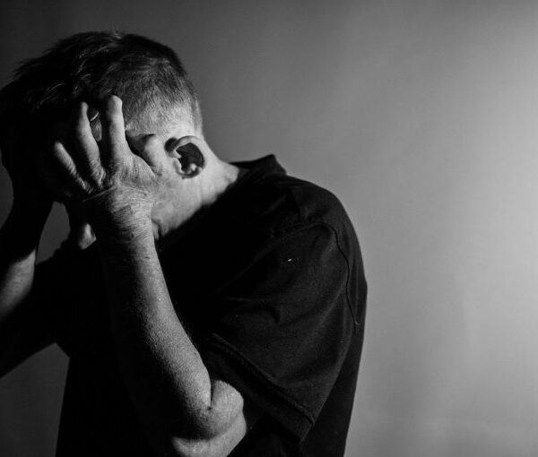 Έρευνα: Οι άνθρωποι με άγχος ή κατάθλιψη συνήθως εμφανίζουν Αλτσχάιμερ σε πιο νεαρή ηλικία