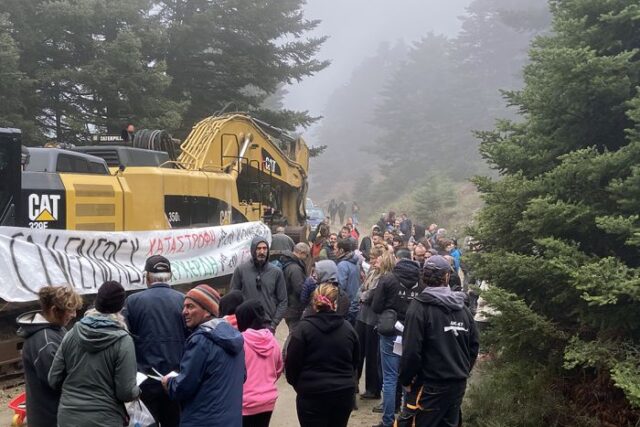 ΕΦΤΑΣΑΝ ΤΑ ΜΗΧΑΝΗΜΑΤΑ ΠΟΥ ΑΠΕΙΛΟΥΝ ΝΑ ΡΗΜΑΞΟΥΝ ΤΟΝ ΠΑΝΕΜΟΡΦΟ ΚΑΙ ΙΣΤΟΡΙΚΟ ΚΟΣΜΑ ΑΡΚΑΔΙΑΣ