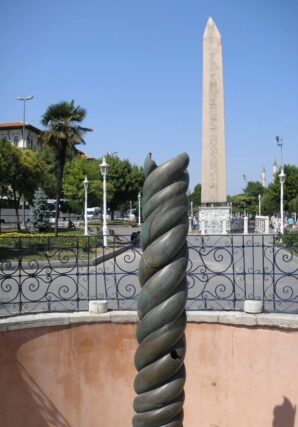 Η  ΤΡΙΚΑΡΗΝΟΣ  ΟΦΙΟΣΧΗΜΗ  ΣΤΗΛΗ  ΤΩΝ  ΔΕΛΦΩΝ – Απο την Μιράντα Σκηνίτη