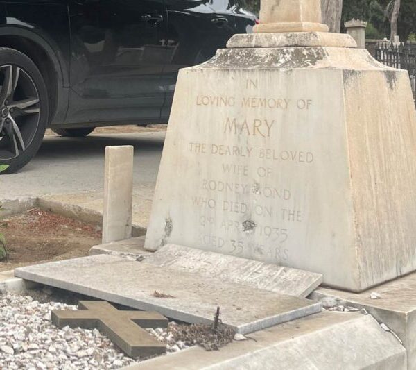 Ο αληθινός Τζέιμς Μποντ είναι θαμμένος στην Αθήνα;