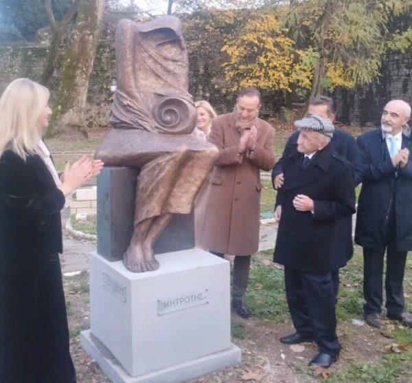 Ένα γλυπτό υπόμνηση για το δημογραφικό