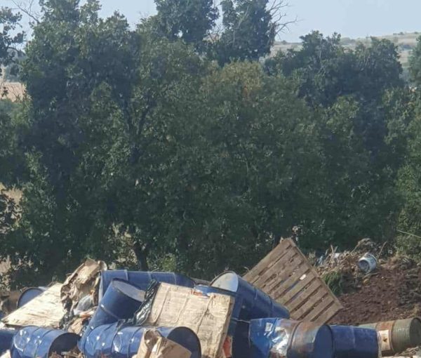 Μεγάλες ποσότητες ληγμένων εντομοκτόνων πέταξαν άγνωστοι κοντά σε ρέμα στο Λεβεντοχώρι του Δήμου Κιλκίς