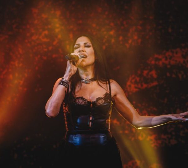 Η Μαρία Ιακώβου φέρνει τα… Μαύρα Μεσάνυχτα στην Πάτρα!