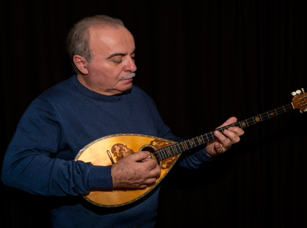 ΜΠΑΜΠΗΣ ΤΣΕΡΤΟΣ – νέα τραγούδια από την Spider Music. «Άλα» -«Απεφάσισα πουλί μου» – «Κάτι με τραβά κοντά σου»