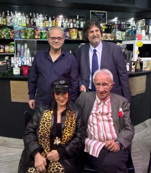 ΕΝΤΥΠΩΣΙΑΖΕΙ  Η ΕΚΘΕΣΗ ‘’ ΑΙΓΑΙΟ ΦΩΣ ΕΛΛΗΝΙΚΟ ‘’ ΤΗΣ ΑRT WAY ΣΤΟ ΘΕΑΤΡΟ ΑΥΛΑΙΑ ΣΤΟΝ ΠΕΙΡΑΙΑ .  Γράφει ο ΛΕΟΝΤΙΟΣ ΠΕΤΜΕΖΑΣ