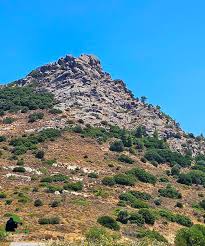 Η  μυτερή πέτρα που υπάρχει στην κορυφή του Οξυλίθου, του σβηστού ηφαιστείου