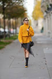 Πουλόβερ πάνω από φόρεμα: Ο συνδυασμός των cool girls