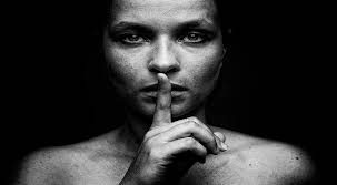 Η Τυραννία της Φλυαρίας: Πώς Καταβροχθίζουμε τον Χρόνο με τη Γλώσσα – Aπο την Λιλικα Αρνακη