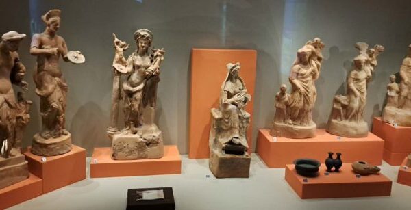 Περιηγήσεις : Στο αρχαιολογικο Μουσείο Βέροιας – Απο τον Τριαναταφυλλο Αθανασουλα