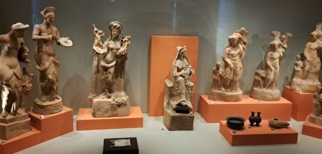 Περιηγήσεις : Στο αρχαιολογικο Μουσείο Βέροιας – Απο τον Τριαναταφυλλο Αθανασουλα