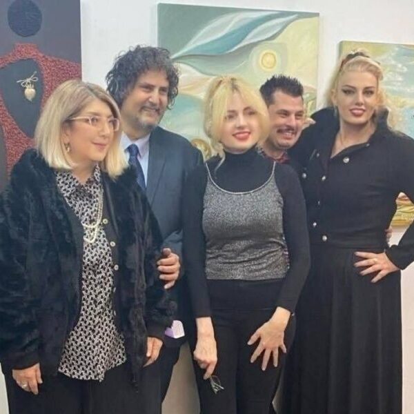 Εντυπωσιακά εγκαίνια στην έκθεση LOVE IS THE ANSWER του Δημήτρη Λαζάρου στο Κολωνάκι.  Γράφει ο ΛΕΟΝΤΙΟΣ ΠΕΤΜΕΖΑΣ