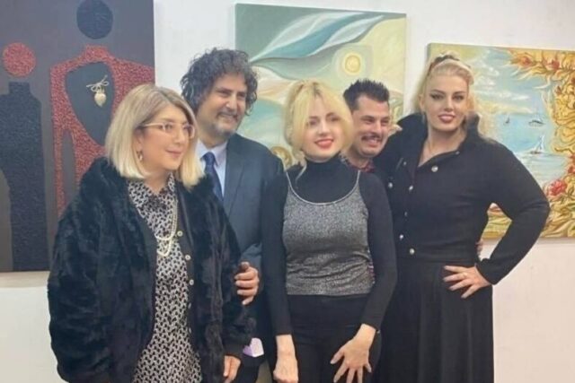 Εντυπωσιακά εγκαίνια στην έκθεση LOVE IS THE ANSWER του Δημήτρη Λαζάρου στο Κολωνάκι.  Γράφει ο ΛΕΟΝΤΙΟΣ ΠΕΤΜΕΖΑΣ