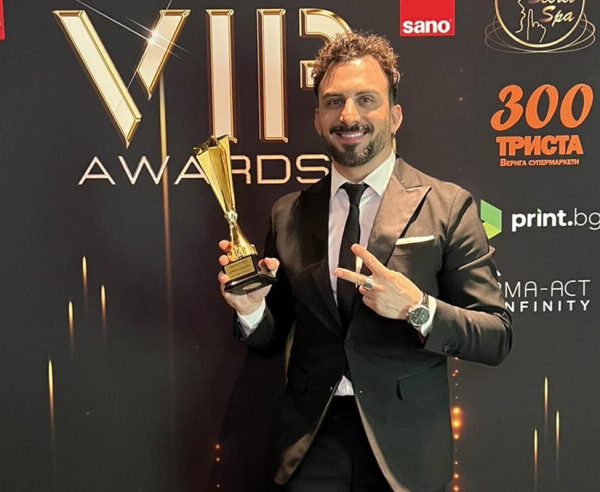 Ο Έλληνας τραγουδιστής που «σαρώνει» τα βραβεία στο εξωτερικό!