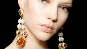 Τρεις συλλεκτικές παλέτες κάνουν το γιορτινό μακιγιάζ να μοιάζει με τέχνη