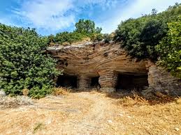 Στους Μυτιληνιούς της Σάμου με τα παραδοσιακά σοκάκια, τα αρχαία λατομεία και το «καπλάνι της βιτρίνας»