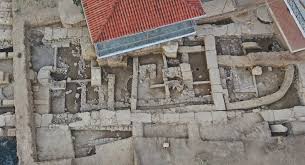 Βωμός σε σχήμα πέταλου .