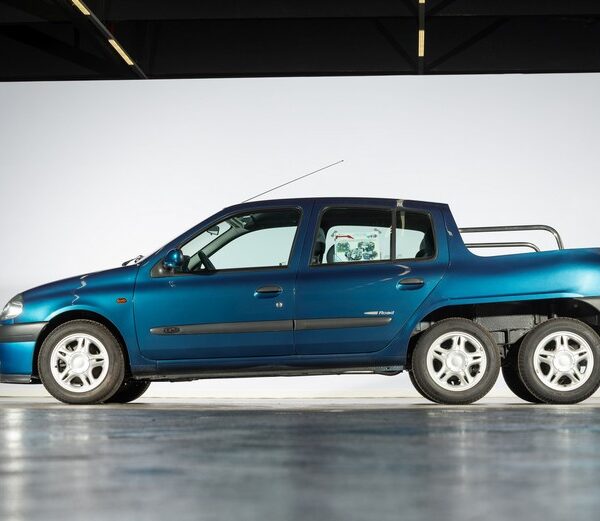 Το ξέρατε ότι υπάρχει 6τροχο Renault Clio;