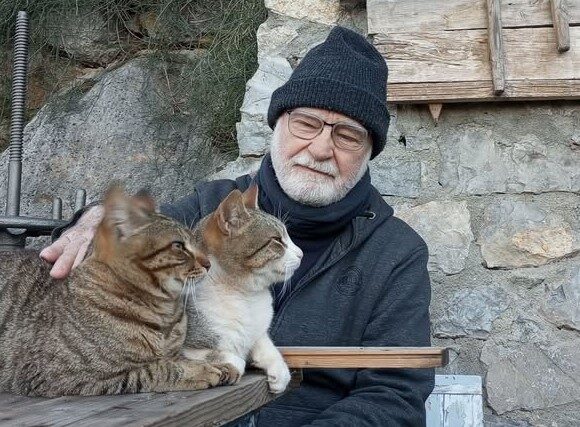 Ποιηση : Δημητρης Τζουβαλης ΄΄ΜΑΣ ΠΗΡΑΝΕ ΧΑΜΠΑΡΙ ΄΄