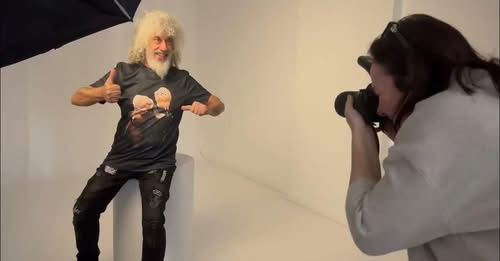 Γιάννης Γιοκαρίνης – Video backstage από τη φωτογράφιση για τις ανάγκες των νέων του τραγουδιών