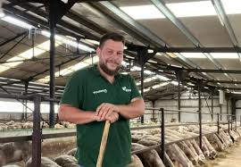 Τον θαυμάζω όπως θαυμάζω κάθε άνθρωπο που στάθηκε στα πόδια του με την αξία του.