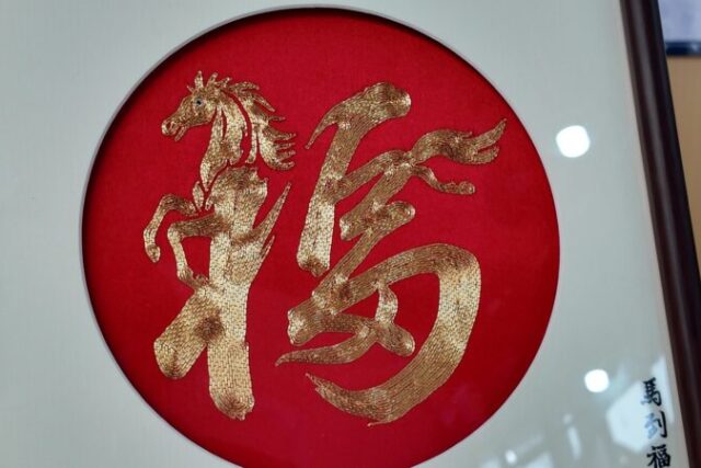 Άλογα φτιαγμένα με την τεχνική βαφής μπατίκ με ρητίνη γίνονται δημοφιλή προϊόντα της Κινέζικης Πρωτοχρονιάς