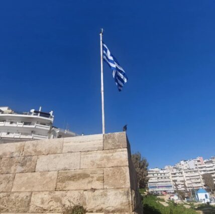 Περιηγήσεις  : Στα βράχια της Πειραϊκής – Απο τον Φιλιππο Καρακωστα