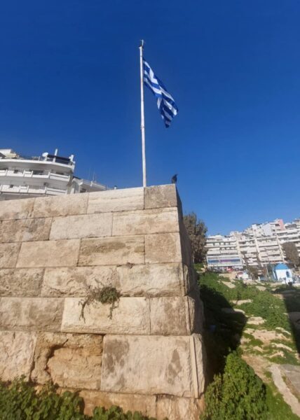 Περιηγήσεις  : Στα βράχια της Πειραϊκής – Απο τον Φιλιππο Καρακωστα