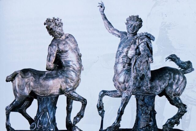 ΟΙ ΓΚΡΙΖΟΙ ΚΕΝΤΑΥΡΟΙ – Απο την Αρχαιολογο  Σοφία Δημητριαδου Κοκκίνου