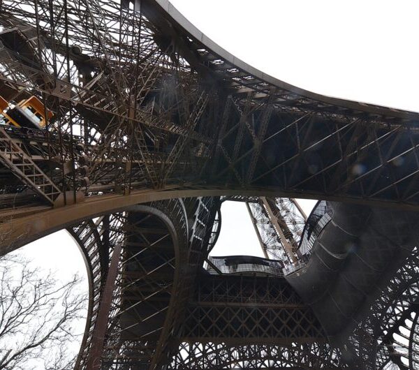 ΠΕΡΙΗΓΗΣΕΙΣ :  ΕΠΙΣΚΕΨΗ ΣΤΟ ΠΑΡΙΣΙ ΠΥΡΓΟΣ ΤΟΥ EIFFEL – Απο τον Μανο Κιλημαντζο