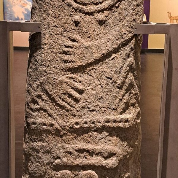 Διαχρονικό Μουσείο Λάρισας : Ανθρωπόμορφη στήλη τύπου μενχίρ – Απο τον Τριαντάφυλλο Αθανασουλα