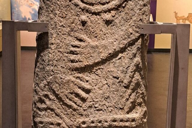 Διαχρονικό Μουσείο Λάρισας : Ανθρωπόμορφη στήλη τύπου μενχίρ – Απο τον Τριαντάφυλλο Αθανασουλα