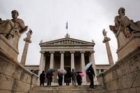 «Η ελληνική γλώσσα είναι μια πηγή που διασχίζει τους αιώνες, σε κάθε λέξη υπάρχει η ανάσα του Αιγαίου»: Ξένοι συγγραφείς και ελληνιστές για τη Διεθνή ημέρα της ελληνικής γλώσσας