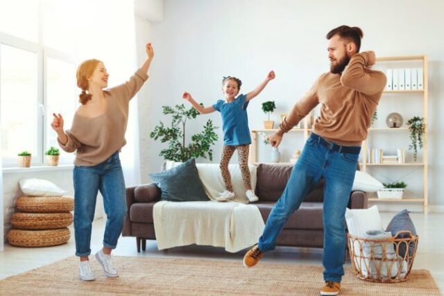 Γονείς: Πώς μαθαίνουμε στο παιδί να αγαπά τον εαυτό του