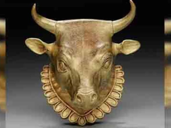 Ένα ακέραιο ολόχρυσο μενταγιόν σε σχήμα ταύρου … Απο την Μιραντα Σκηνιτη