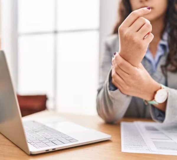 Ξαφνική αδυναμία στο χέρι: Τι μπορεί να σημαίνει και τι πρέπει να κάνετε