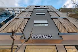 “Η ΣΑΓΗΝΗ ΤΗΣ ΤΕΧΝΗΣ” ΣΤΟΝ ΕΝΑΛΛΑΚΤΙΚΌ ΕΚΘΕΣΙΑΚΌ ΧΩΡΟ ΤΟΥ COCO- MAT ΣΤΟ ΚΟΛΩΝΑΚΙ.