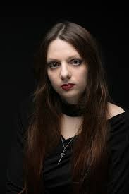 Η συγγραφέας Ράνια Νικολακοπούλου είναι μια δημιουργός που κινείται με άνεση ανάμεσα σε διαφορετικές μορφές τέχνης – Συνέντευξη στην Βικη Σιωμοπουλου