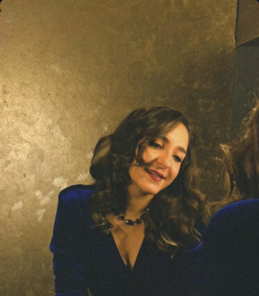 Μαριας Ρηγοπουλου ΄΄  Πίσω από τα τραγούδια κρύβονται φιλίες, έρωτες, ανασφάλειες, ερωτικές απογοητεύσεις ΄΄ ……  Συνεντευξη  στην Βικη Σιωμοπουλου