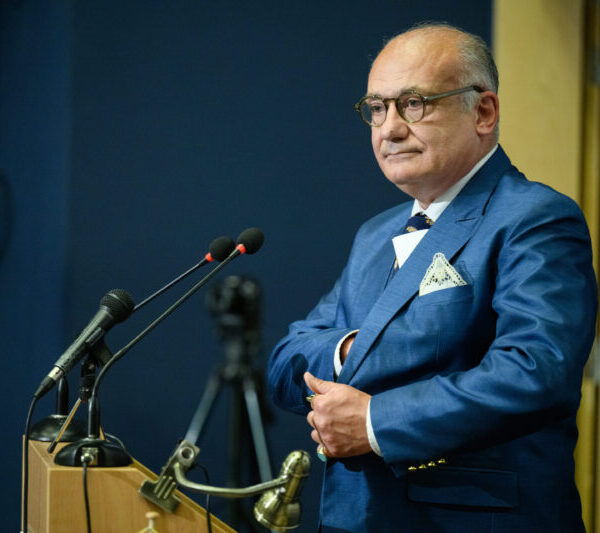 Η Πάτρα υποκλίθηκε στον Αυξέντιο Καλαγκό – Του Αχιλλέα Παπαδιονυσίου