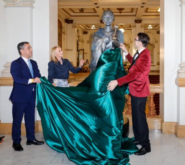 Στην Όπερα του Σάο Πάολο το εμβληματικό γλυπτό του Νίκου Φλώρου με τη μορφή της Μαρίας Κάλλας!