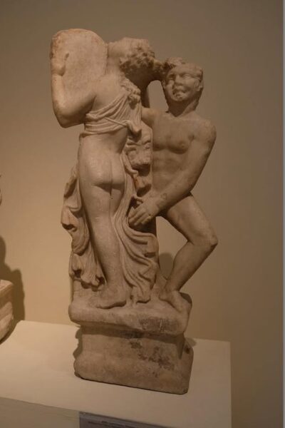 Το πανεμορφο μαρμάρινο στήριγμα μονόποδου τραπεζιού – Απο την Μιραντα Σκηνιτη