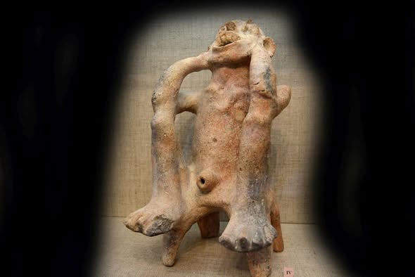 Ενα  αριστουργηματικό πήλινο ειδώλιο – Απο την  Μιραντα  Σκηνιτη