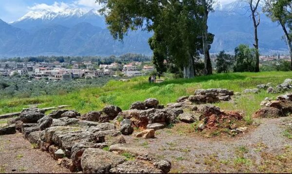 Είχε γλυπτούς Πέρσες άτλαντες που στήριζαν την οροφή