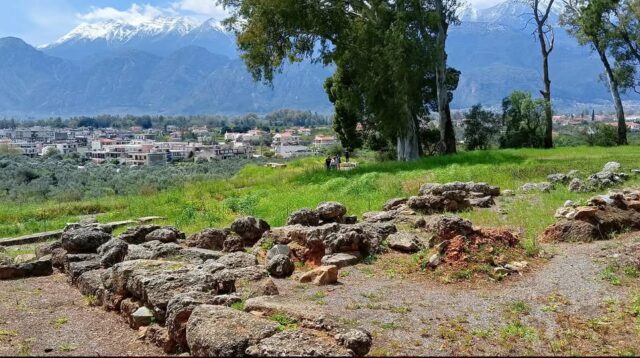 Είχε γλυπτούς Πέρσες άτλαντες που στήριζαν την οροφή