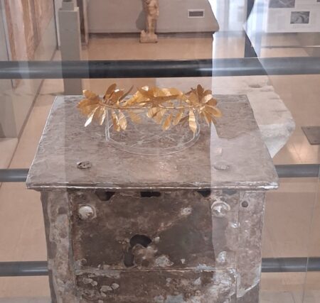 Η ηρωοποίησις ενός Σπαρτιάτη ………..